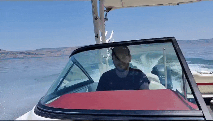 Tom, a successful dropshipper living his best life